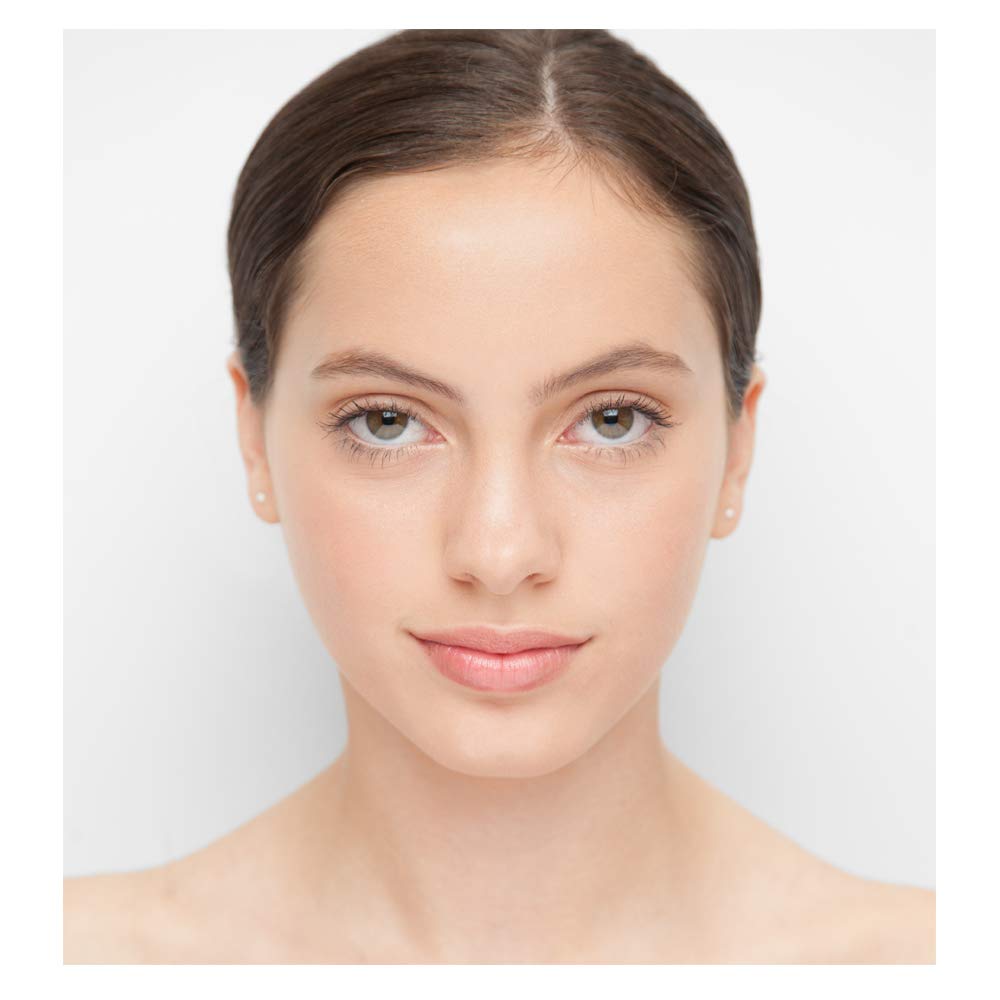 women with an oily skin wearing foundation